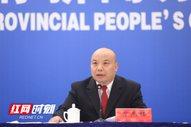 图为省高级人民法院副院长曾东楼答记者问